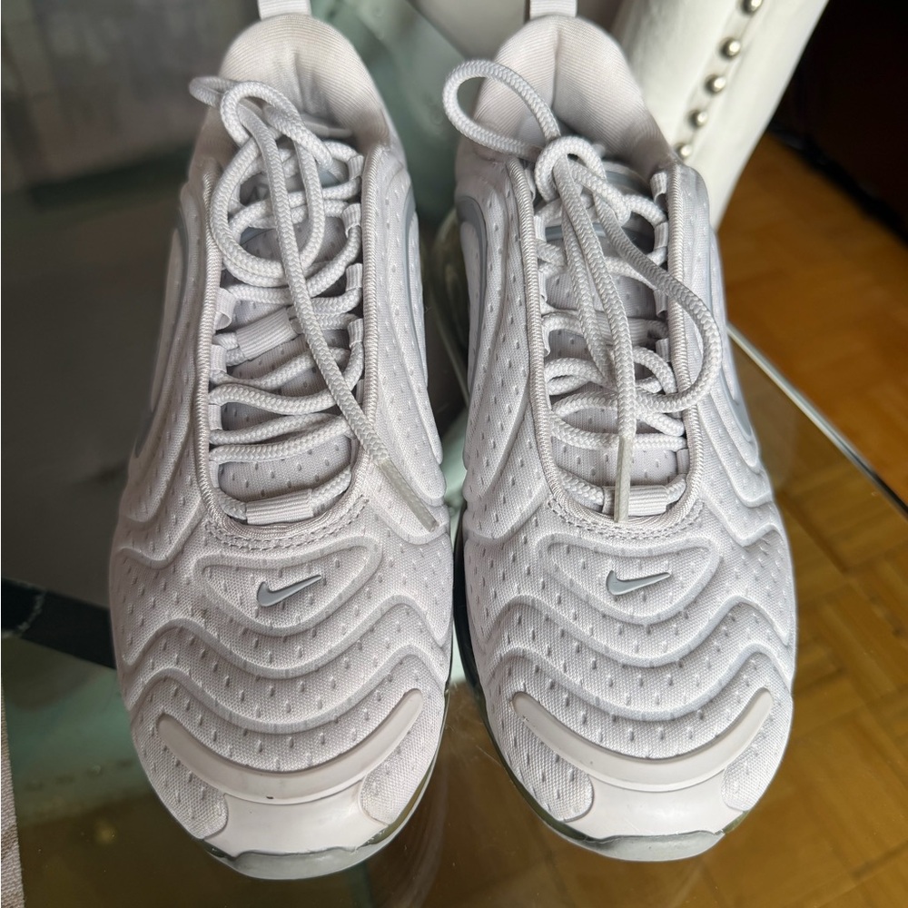 Nike Light Gray & White Wave-Pattern Sneakers